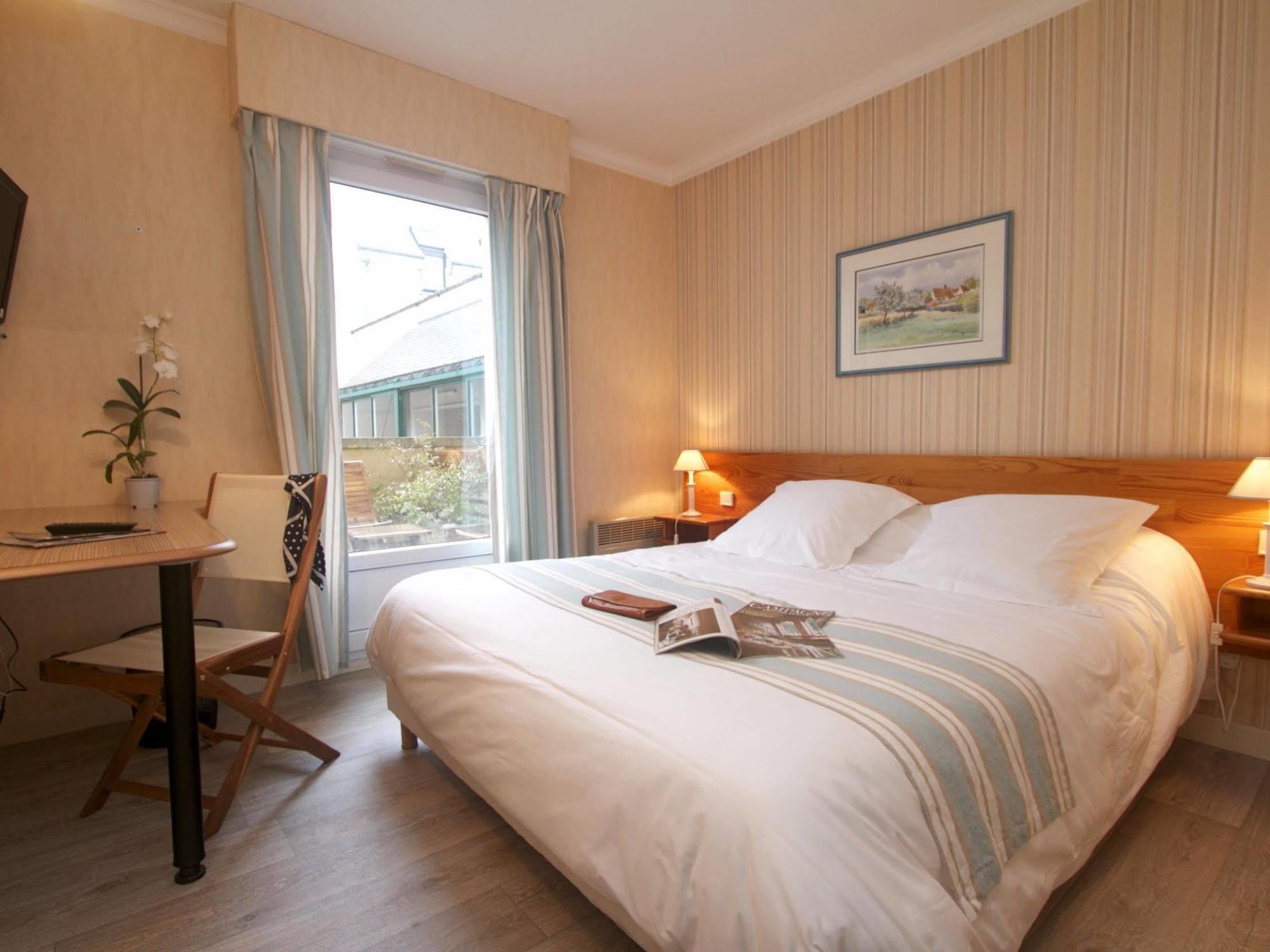 Hotel Sully Nogent-le-Rotrou Bagian luar foto